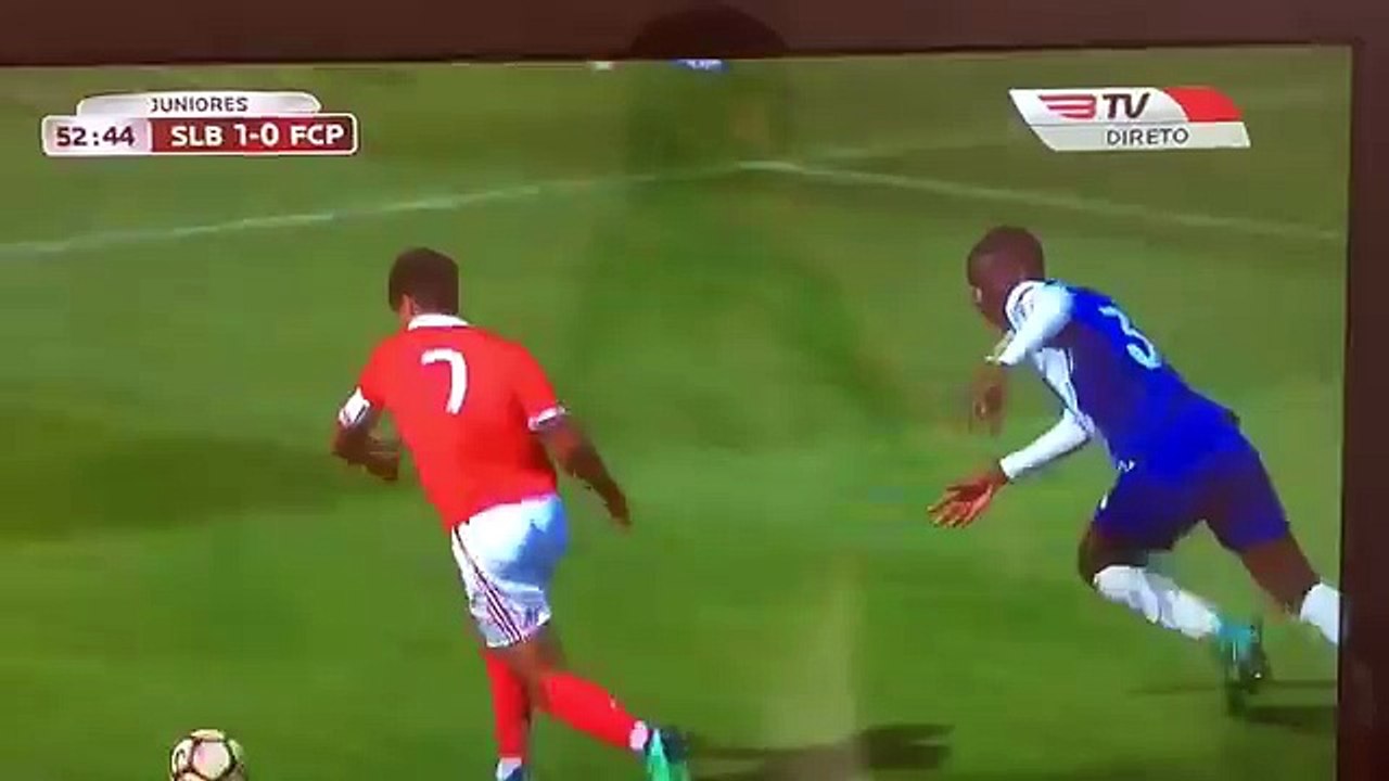 Vídeo: João Félix "saca cueca" frente ao FC Porto e sofre penalty