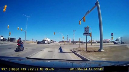 La GRC diffuse la vidéo d’un accident entre une moto et un camion