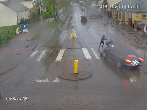 Un chauffard fonce sur 2 piétons qui vont avoir beaucoup de chance