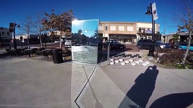 Des Toilettes publiques transparentes... Troublant