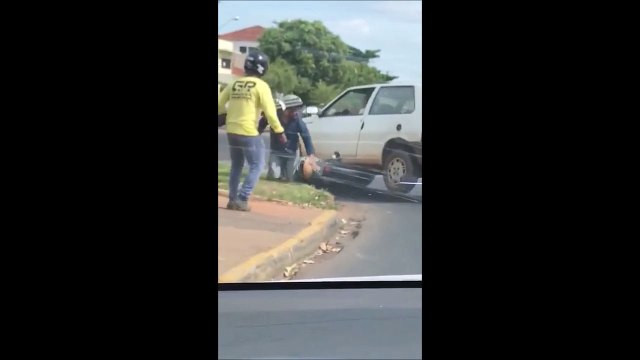 Un chauffard roule sur la moto d'un homme pendant un road rage