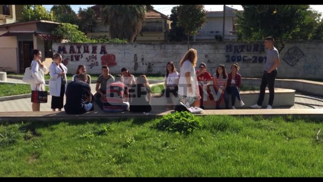 Report TV - Fier, 350 nxënës në protestë prej 3 ditësh se nuk kanë karrike