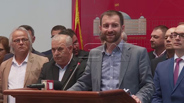 Закон за јазиците, тензии во Собранието