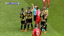 Un arbitre de foot se prend un carton jaune (Pays-Bas)