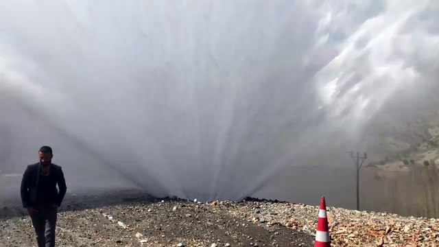 Erkenek-Gölbaşı arasındaki Gölbaşı içme suyunun patlaması sonucu oluşan manzara