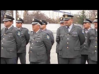 Ora News – Ministri Gjiknuri ndalon ‘policinë gri’ të dalë në rrugë