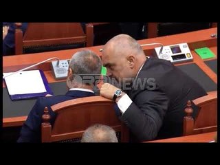 Ora News - Rikthehet debati për dekoratat e Enverit