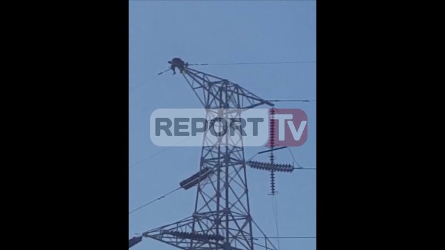 Tiranë, një person kërcënon të hidhet nga shtylla e tensionit