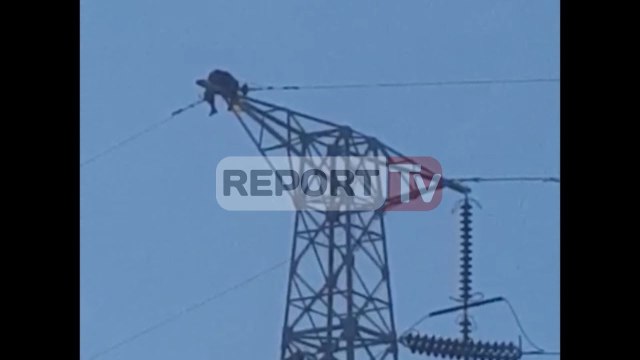 Report TV - Tiranë, kërcënoi të hidhej nga lartësia, zbret 53-vjeçari