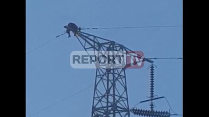 Report TV - Tiranë, kërcënoi të hidhej nga lartësia, zbret 53-vjeçari