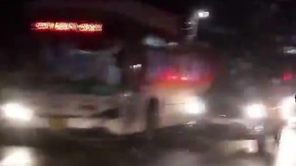 승합차가 버스 들이받아...1명 사망 / YTN