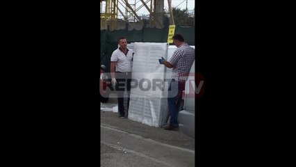 Report TV - Ndalohet kamioni me drogë në Portin e Vlorës, pranga shoferit