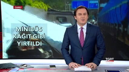 TIR'a Çarpan Minibüs Parçalandı