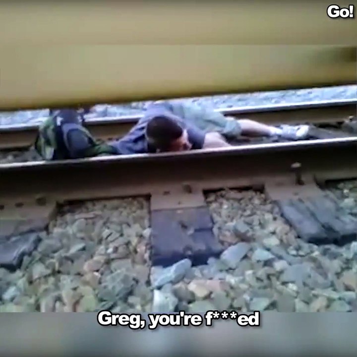 Ce taré reste couché sur les rails au moment ou un train passe