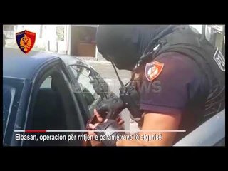 Ora News - Elbasan, bllokohen makina luksoze, shoqërohen 27 persona në polici