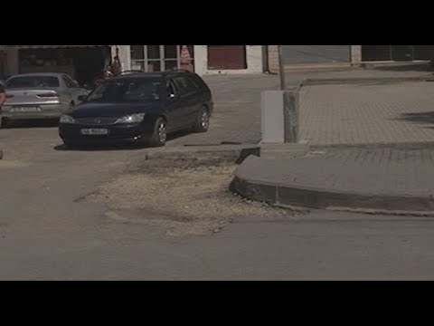 Ora News - Berat, qytetarët ankohen për gjendjen e rrugës në “Sheshin Harmonia”