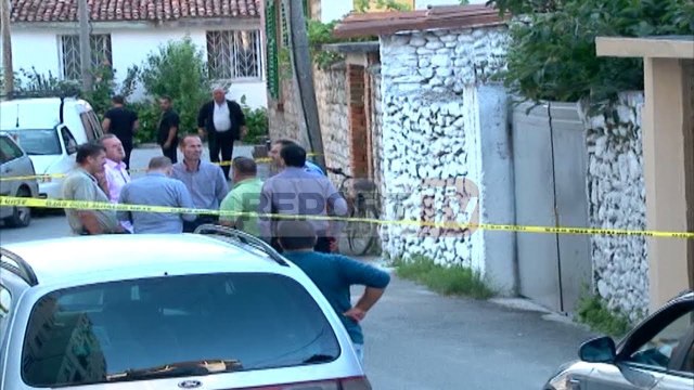 Report TV - Shkodër, xhaxhai vret nipin ngjarja pranë teatrit Migjeni