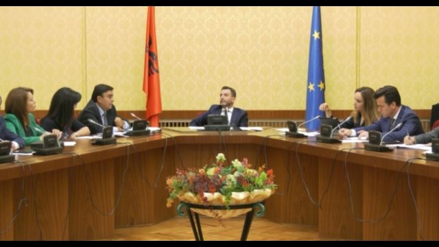 Ora News - Qeveria jep 3 mld lekë për energjinë, PD-LSI bashkë votuan kundër