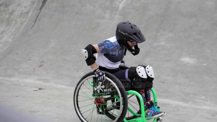 Adoleshentja guximtare 'fluturon' me karrige me rrota - Top Channel Albania - News - Lajme