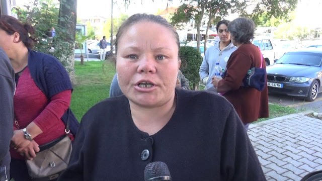 ELBASAN, TREGTARET PROTESTOJNE PASI BASHKIA LIROI TROTUARET E ZENE NGA SHITESIT AMBULANTE LAJM