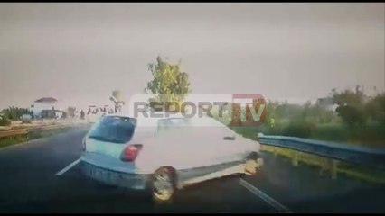 Report TV - Ekskluzive/ Përplasen dy makina si në skena filmash në Rinas