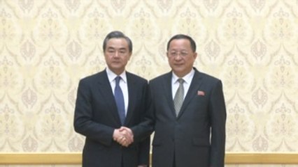 Canciller chino se reúne con su homólogo norcoreano en Pyongyang