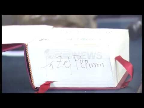 Ora News - Ekspozohen letrat e rralla dhe sendet personale të At’ Fishtës e At’ Pllumit