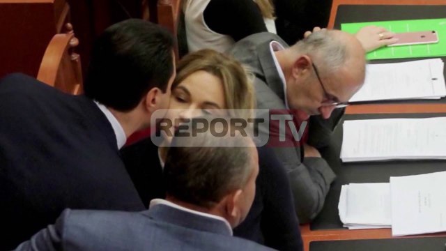 Report TV - Përrenjas,PD e LSI bashkojnë votat në këshill,rrëzojnë socialistët