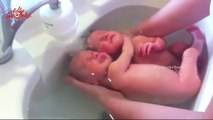 2 anh em sinh đôi được mẹ cho đi tắm, khoảnh khắc quấn quýt đáng yêu lay động triệu con tim