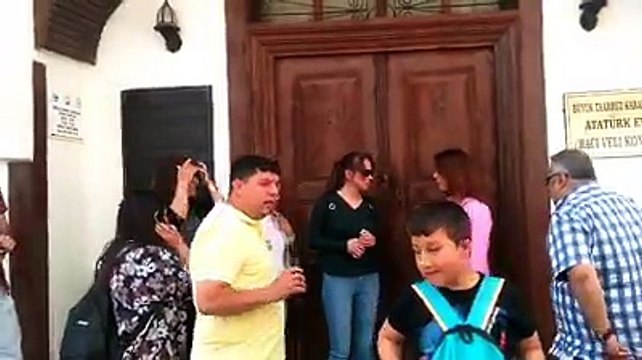 Kızılören ve İhsaniye den gelen misafirler Şuhut Atatürk evinin kapılarını cumhuriyetin meşalesini yakmak için açıyorlar Habib akalın farkıyla