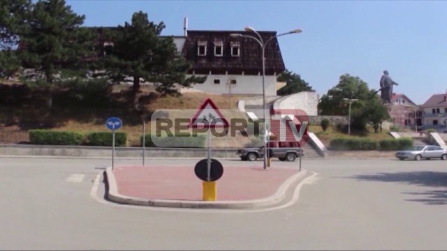 Report TV - Tropojë, pritë nga maskat me kallashnikov, plagosen dy të rinjtë