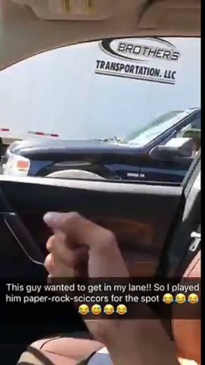 Pierre Feuille Ciseaux entre conducteurs pour savoir qui va passer en premier !