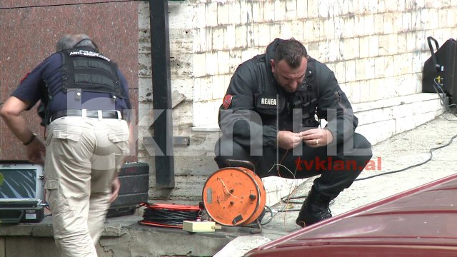 Valixhe dyshimte prane ambasades amerikane