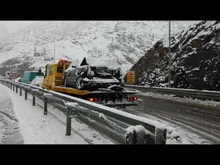 Erdhi dimri, dëborë e aksidente në Rrugën e Kombit - Top Channel Albania - News - Lajme