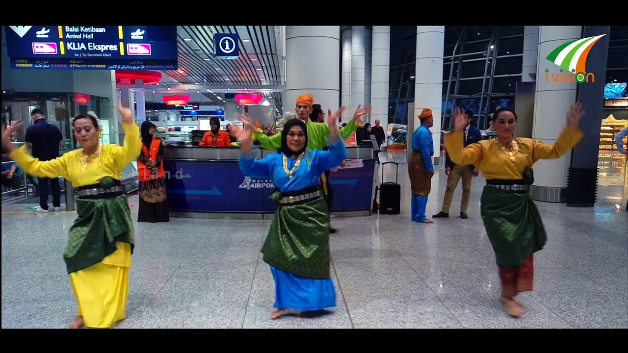 മലേഷ്യൻ ഡാൻസിന്റെ ഏതാനും ഭാഗങ്ങൾ എയർപോർട്ടിൽ നിന്നും Malasiyan Dance by Ivison Ireland