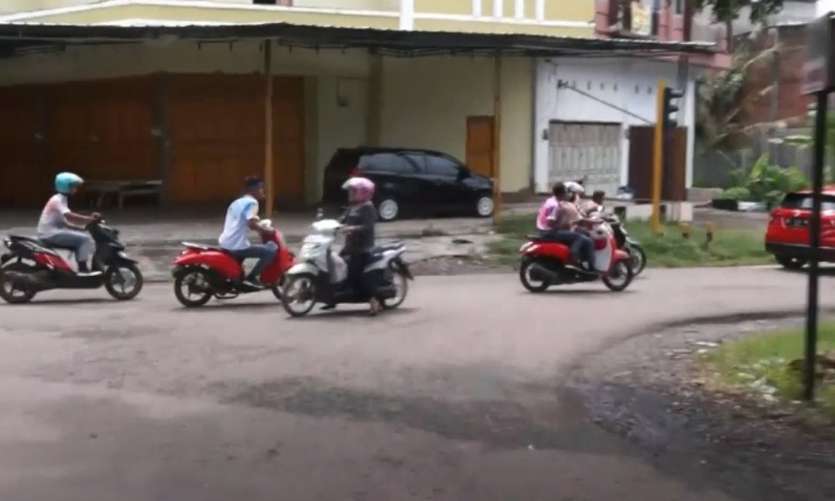 Polisi Bubarkan Konvoi Pelajar, 2 Orang Dihukum "Push-up"
