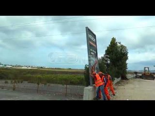 Ora News – Pastrohen rrugët, hiqen 40 tabela në aksin Tiranë-Shkozet