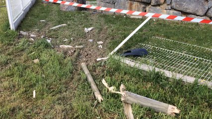 Accident : un véhicule s’encastre dans la grille d’une concession auto