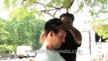 American gets a road-side body massage in India