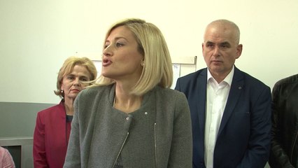 Mimoza Kusari - Lila takohet me punëtorët shëndetësorë në QKMF në Gjakovë - Lajme