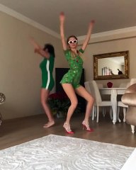 Instagram Fenomeni Cansu Taşkın'dan Uzaylı Dansı