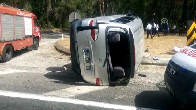 Turistleri taşıyan midibüs ile otomobil çarpıştı: 4 ölü 5 yaralı (1) - ANTALYA