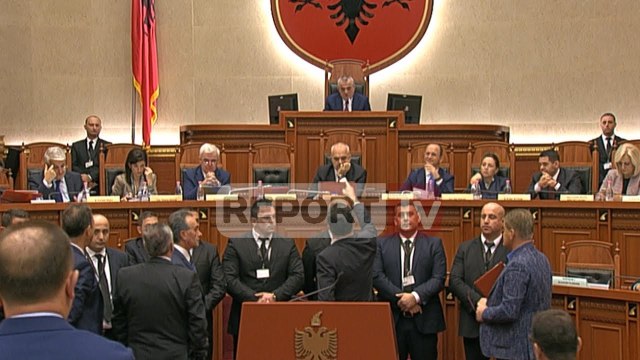 Report TV - Plas “sherri” në Kuvend, Flamur Noka ​përjashtohet nga seanca