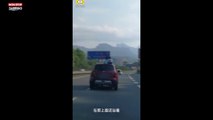 Chine : Des parents roulent avec leurs enfants sur le toit de leur voiture (Vidéo)