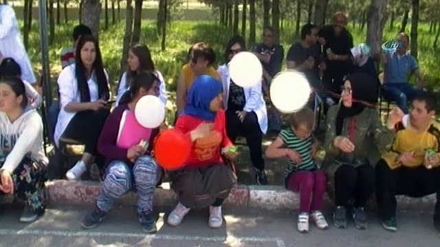 Üniversite öğrencileri, özel öğrencileri sevindirdiler