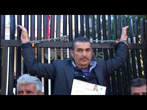 Protesta - Ish-të përndjekurit lidhen me zinxhirë