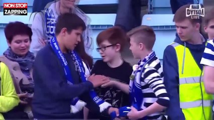 Quand trois jeunes supporters russes se disputent le maillot d'un joueur au chifoumi (vidéo)