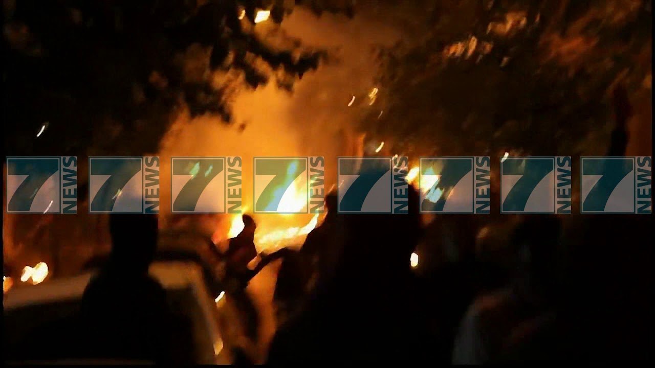 SHISHE ME BENZINE NJE RAJONI POLICIE NE ATHINE - News, Lajme - Kanali 10