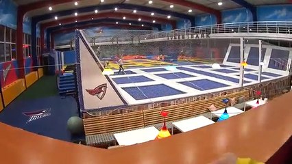 НОЧЬ в закрытом ОГРОМНОМ БАТУТНОМ ПАРКЕ ! 24 часа на батутах челлендж