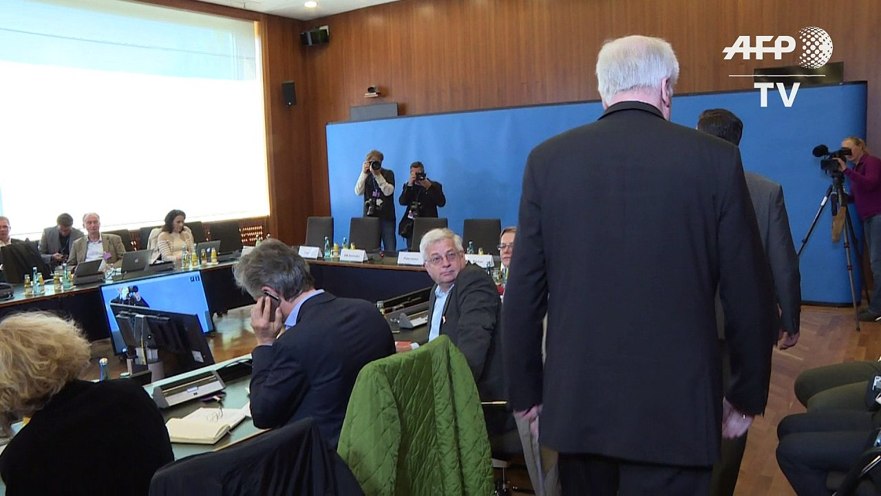 Seehofer: Flüchtlinge in Ellwangen treten Gastrecht mit Füßen